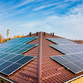 Sistem fotovoltaic hibrid: ce inseamna, cum functioneaza, avantaje
