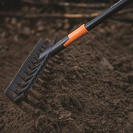 Grebla frunze universala Fiskars Solid, 1600 mm, aluminiu, negru