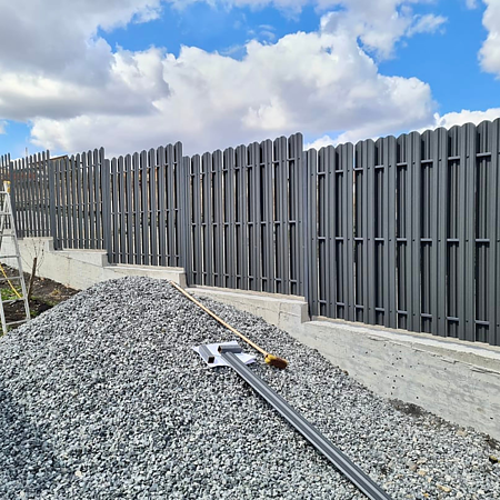 Sipca metalica gard Tisa, gri grafit, RAL 7024, 0.5 mm, 1500 x 115 mm, 25 bucati + 50 bucati surub autoforant Sipca metalica gard Tisa, gri grafit, RAL 7024, 0.5 mm, 1500 x 115 mm, 25 bucati + 50 bucati surub autoforant