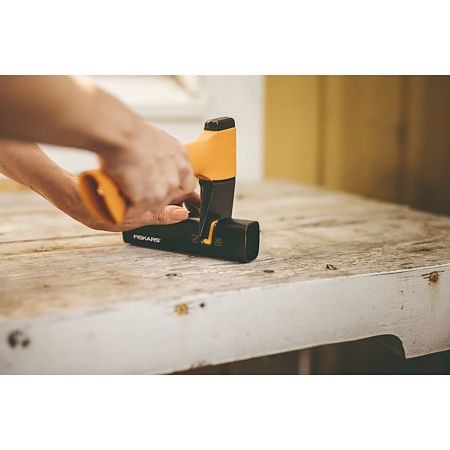 Topor Fiskars X10, lama otel carbon + coada poliamida armata cu fibra, 940 g Topor Fiskars X10, lama otel carbon + coada poliamida armata cu fibra, 940 g