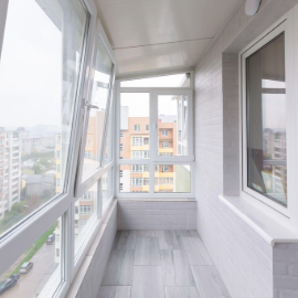 Inchiderea balconului: termopan vs. policarbonat  