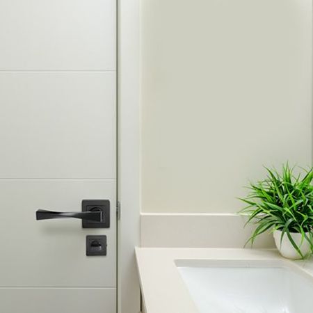 Set manere Yale Verona, cu rozete incluse, aluminiu, negru Set manere Yale Verona, cu rozete incluse, aluminiu, negru