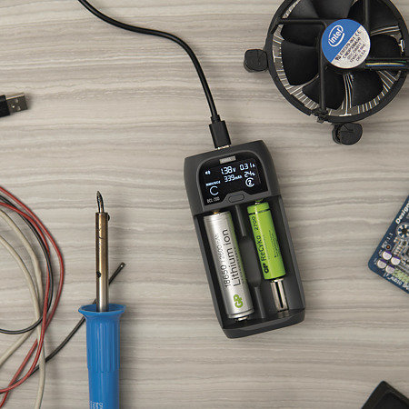 Incarcator universal pentru baterii Emos, 2000 mAh, 2 sloturi