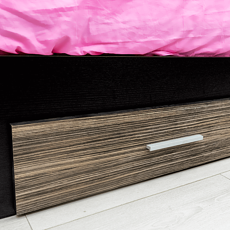 Dormitor modern Ruxandra, PAL melaminat, pat + dulap + noptiere + comoda, wenge-zebrano Dormitor modern Ruxandra, PAL melaminat, pat + dulap + noptiere + comoda, wenge-zebrano