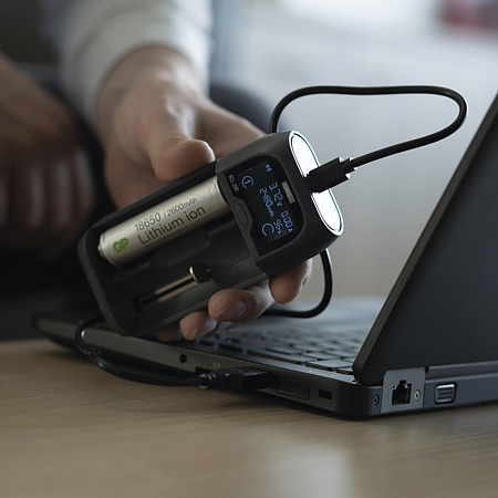 Incarcator universal pentru baterii Emos, 2000 mAh, 2 sloturi