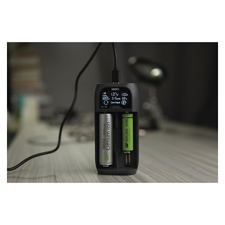 Incarcator universal pentru baterii Emos, 2000 mAh, 2 sloturi