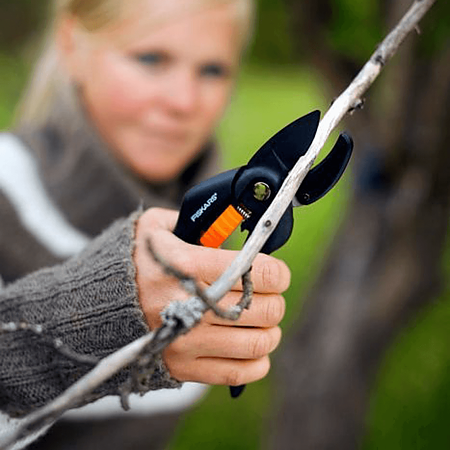 Foarfeca de gradinarit nicovala Fiskars Singlestep P25, manere ergonomice, 200 mm, negru oranj Foarfeca de gradinarit nicovala Fiskars Singlestep P25, manere ergonomice, 200 mm, negru oranj